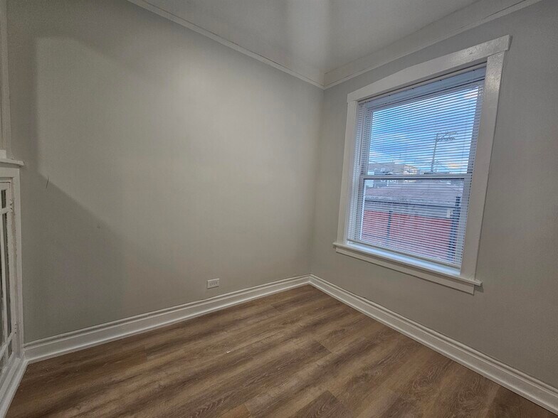 Building Photo - 4749 N Monticello Ave