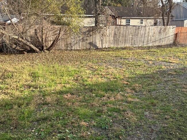 Building Photo - 1050 Rushing St