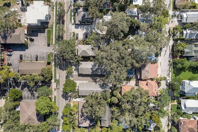 Building Photo - 2 Bed / 1 Bath Cozy Downtown Duplex Apartment