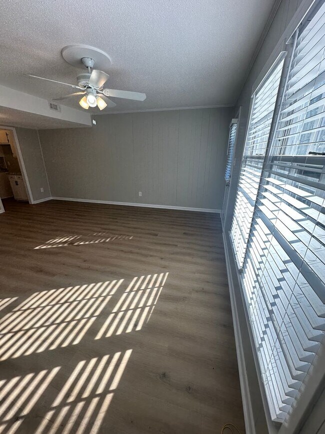 Building Photo - Beautiful 2 Bedroom 1.5 Bath Townhome!