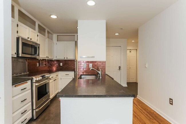 Building Photo - Belltown Condo with Utilities, Parking & Amenities Included