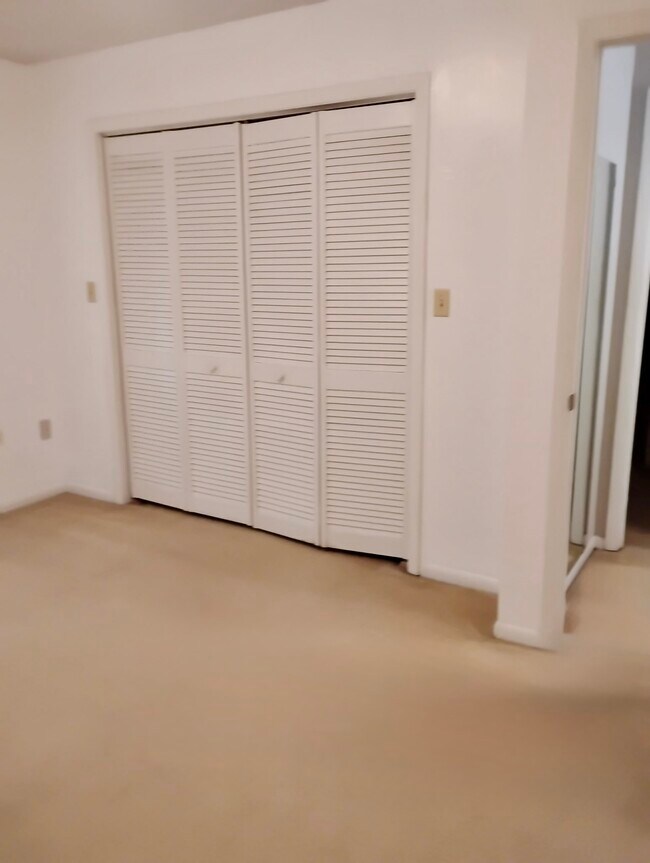 #1 bedroom - 334 Shenandoah Cir