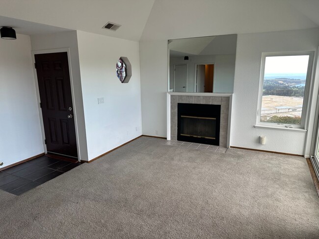 Building Photo - Amazing 2BR/2BA Townhome w/ Parking, In-Un...