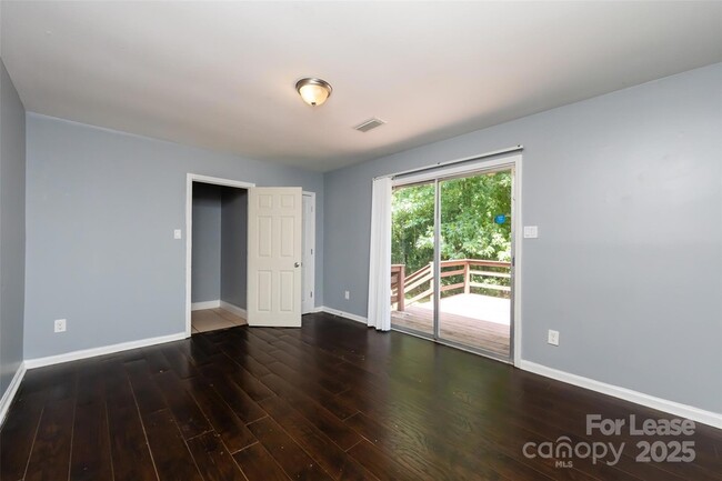 Building Photo - 4713 Belle Plaine Dr