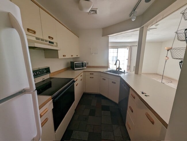 Building Photo - 2 Bed 1 Bath Second Floor Corner Unit