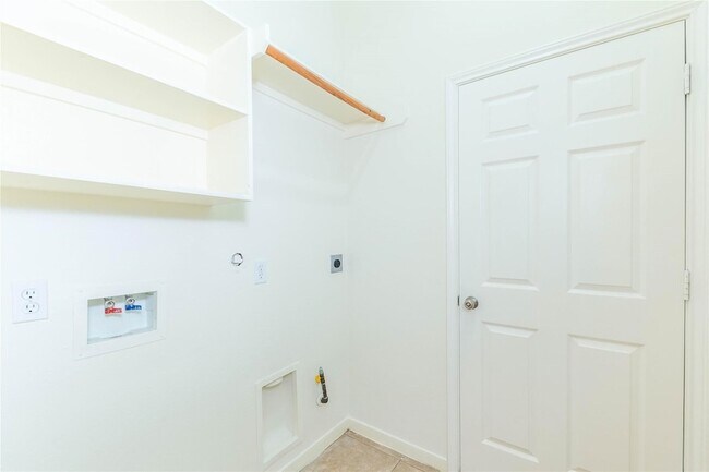 Building Photo - 2201 Signal Hill Dr