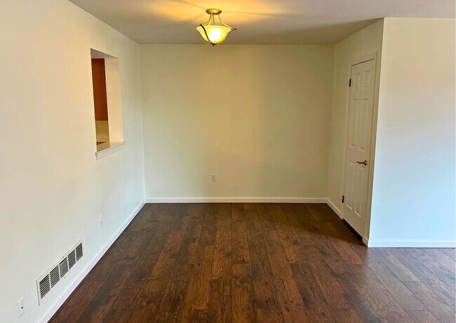 Building Photo - 102 Caernarvon Ct