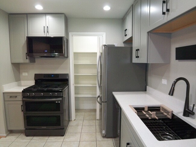 Building Photo - 1546 Williamsburg Dr