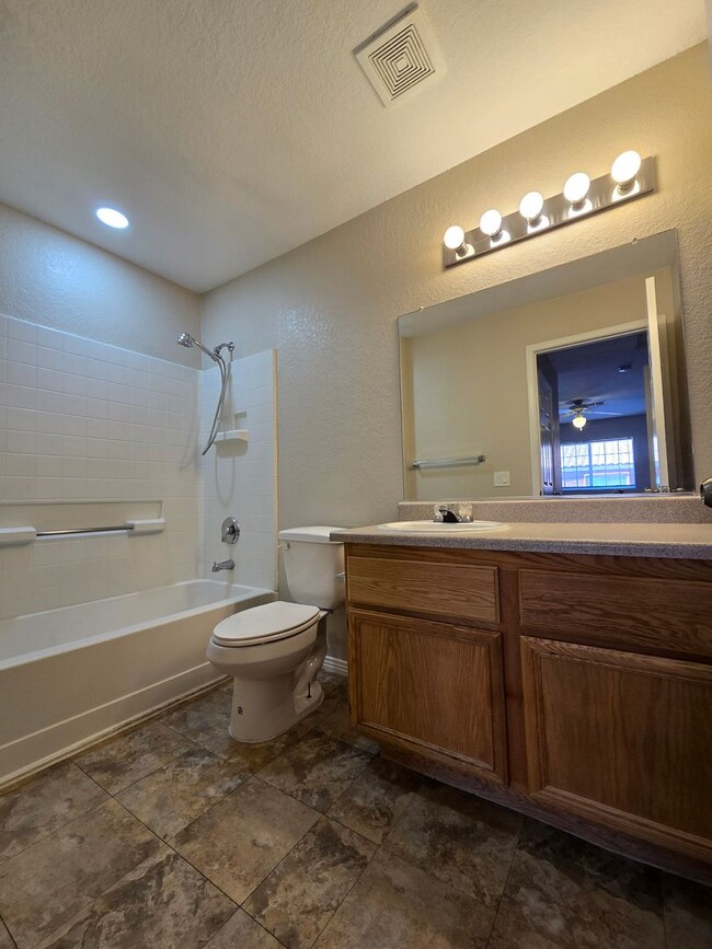 Building Photo - GREAT 2 BED, 2 BATH CONDO! READY FOR IMMED...