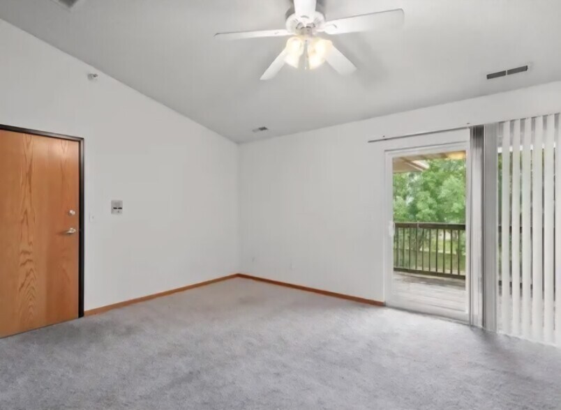 Building Photo - 1000 Duchess Dr
