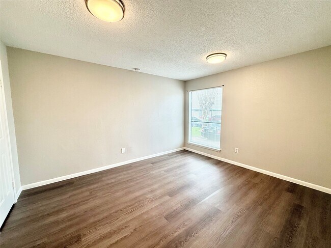 Building Photo - 2816 S Bartell Dr