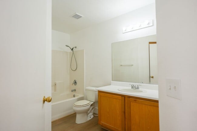 Building Photo - Beautifully Updated 2-Bedroom Condo in a Gated Community