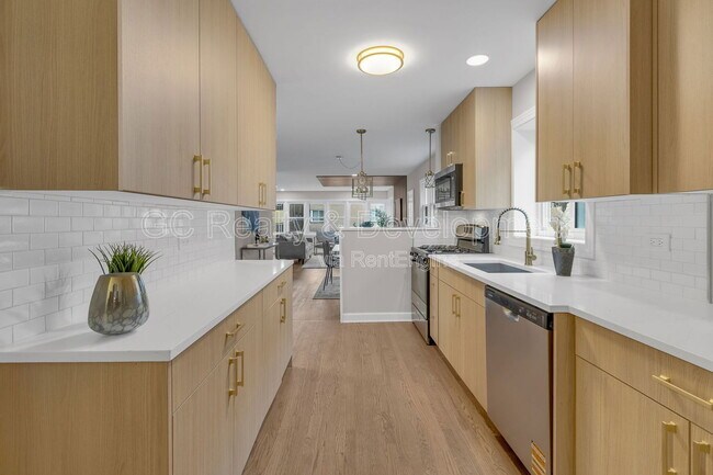 Building Photo - 6304 N Troy St