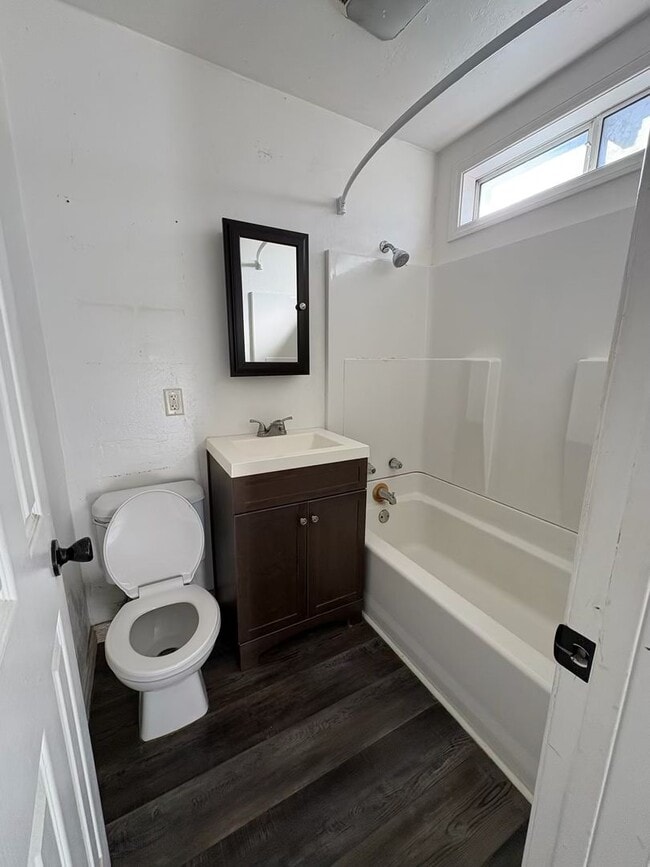 Building Photo - Clean, 2-bedroom, 1-bath rental located off Ventura Ave