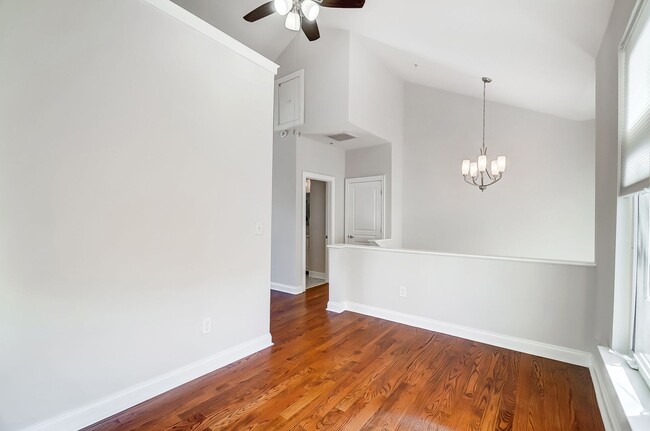 Building Photo - Beautiful Townhome in First Ward!