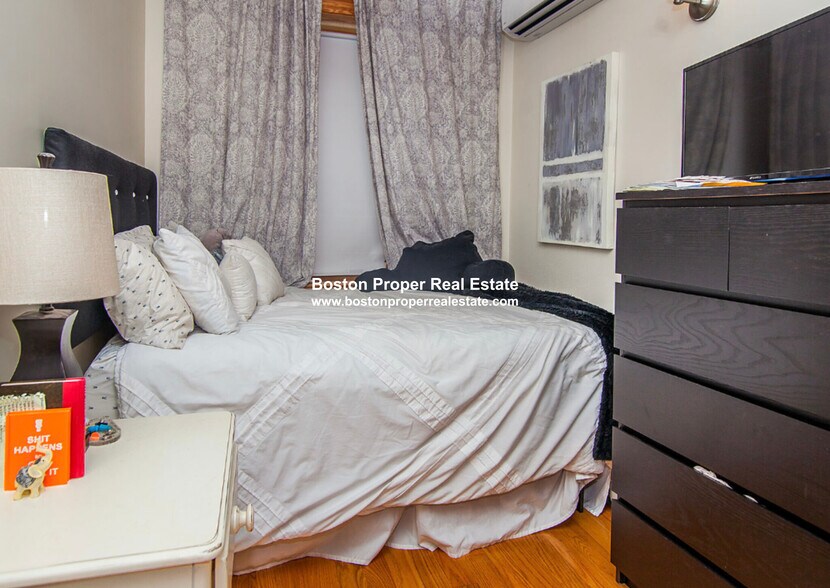 Building Photo - 137 Charles St