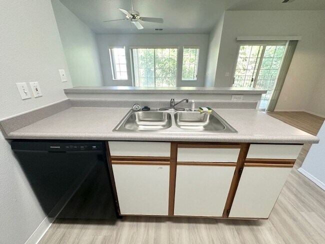 Building Photo - Fully renovated apartment in 2024 coming soon!