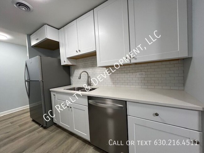 Building Photo - ***2 FREE WEEKS OF RENT! RENOVATED 2 BDRM ...