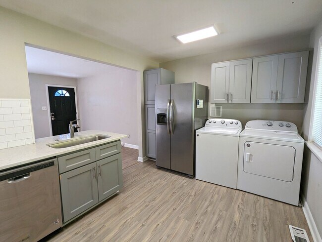 Building Photo - 3906 Lexington Dr