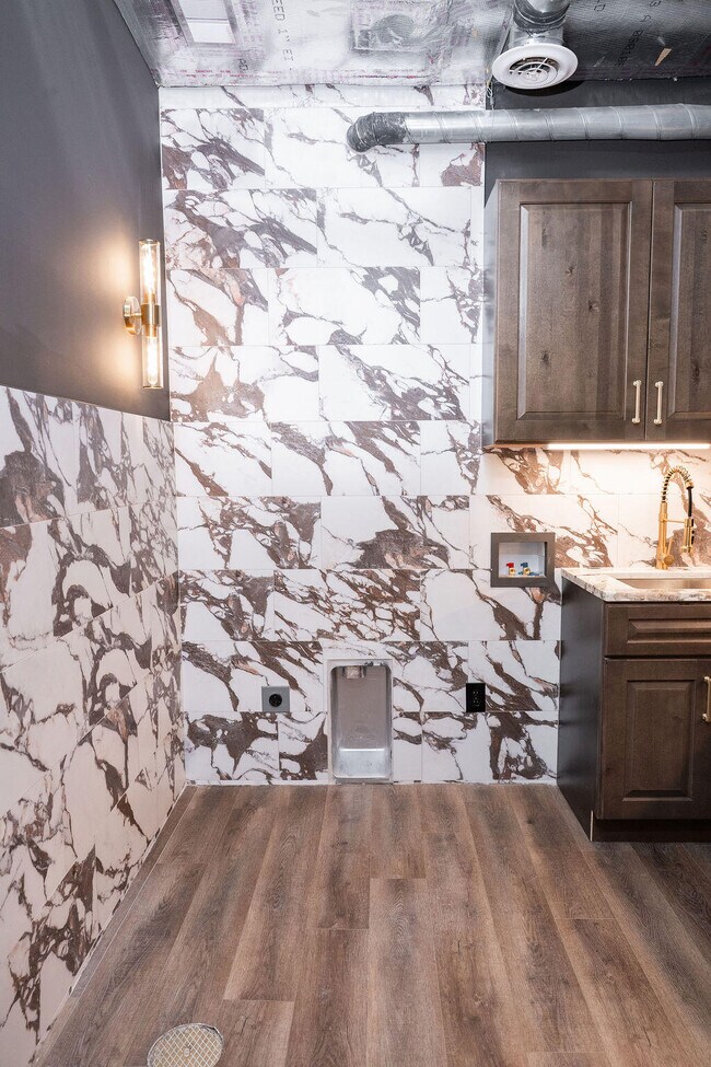 Building Photo - 275 S Limestone