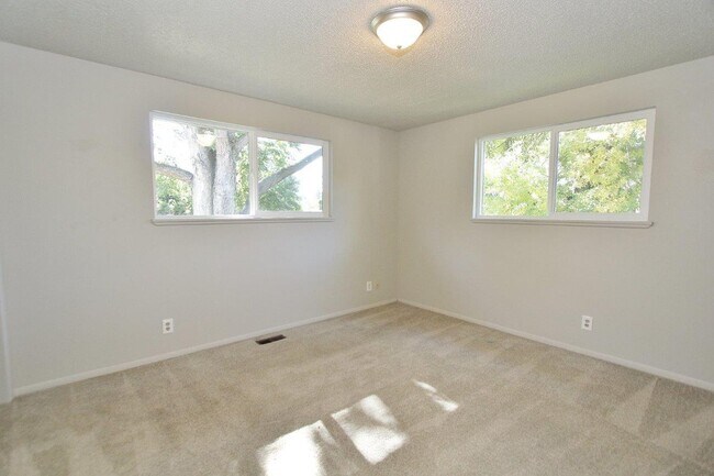 Building Photo - Spacious Home in Quiet Neighborhood