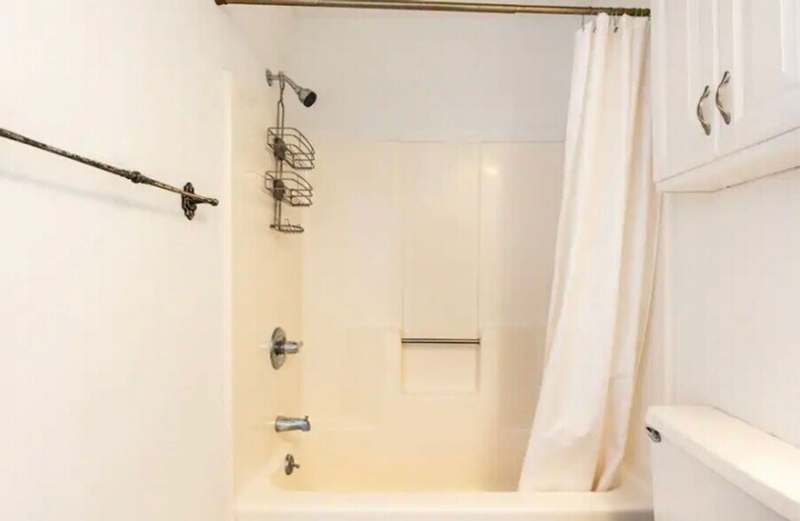 Building Photo - 400 17th Ave S