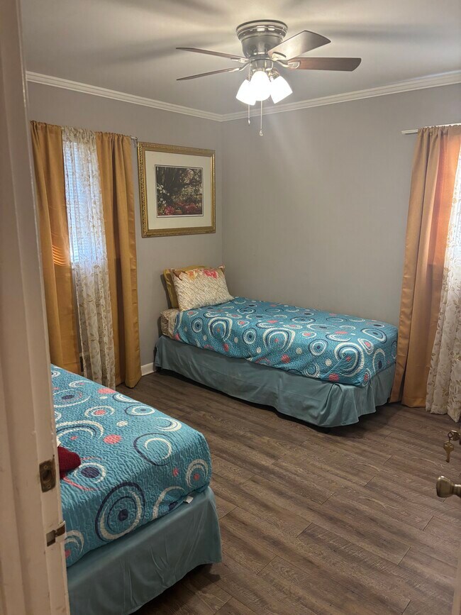 Building Photo - 814 Pierce Ave