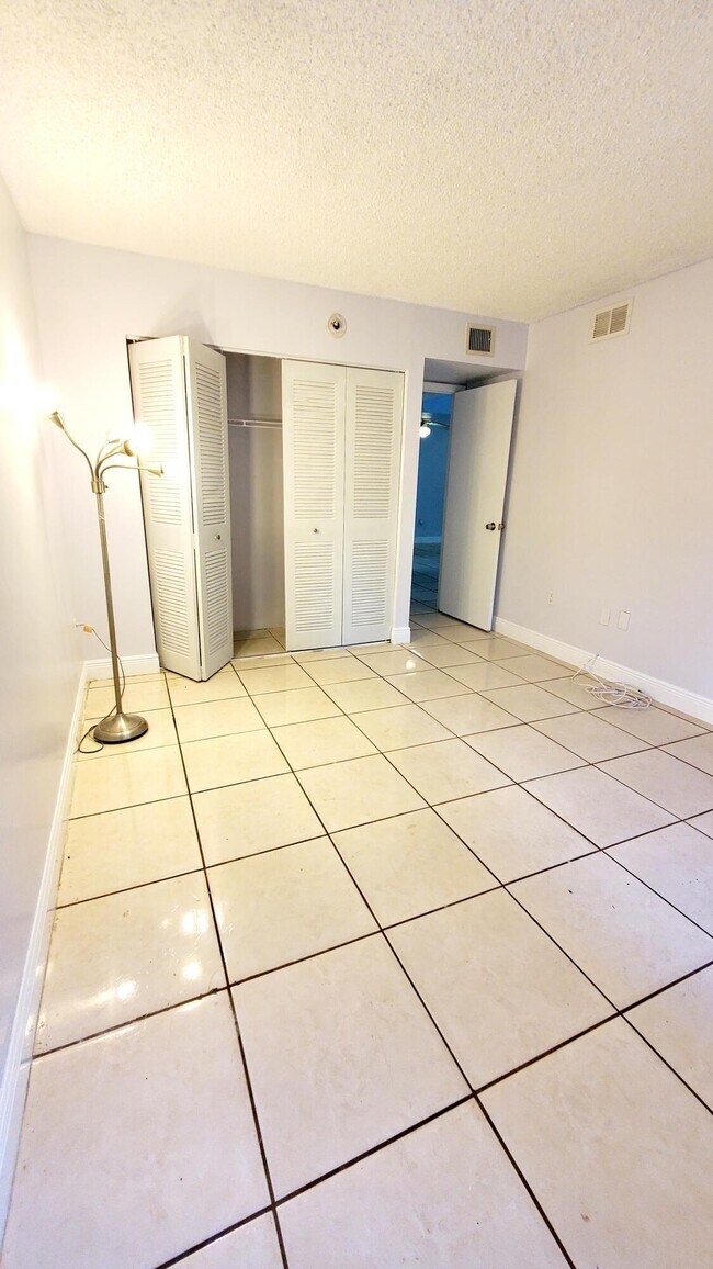 Building Photo - 721 N Pine Island Rd