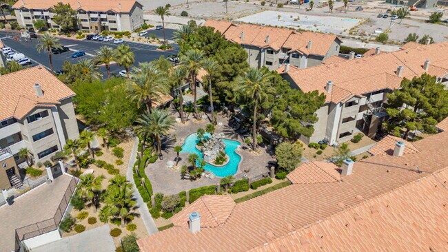 Building Photo - "Spacious 2-Bed, 2-Bath Condo Retreat in the Heart of Las Vegas!"