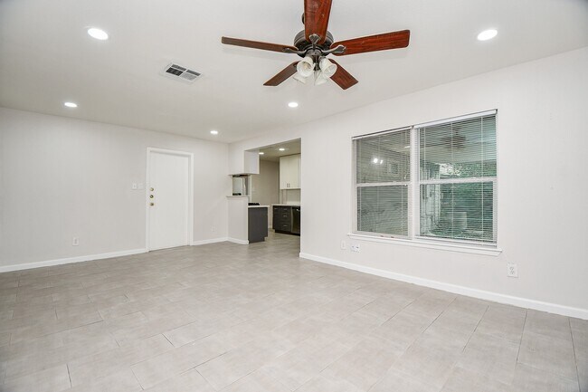 Building Photo - 1619 Viking Dr