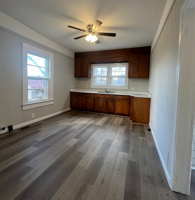 Building Photo - 720 Gra