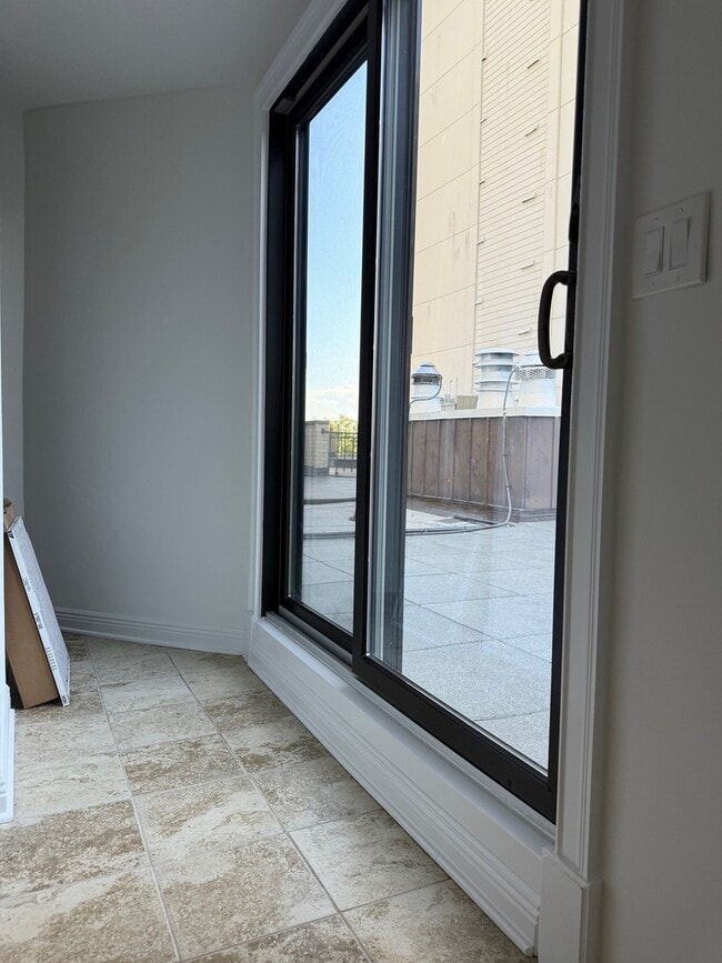 Building Photo - 5747 N Sheridan Rd