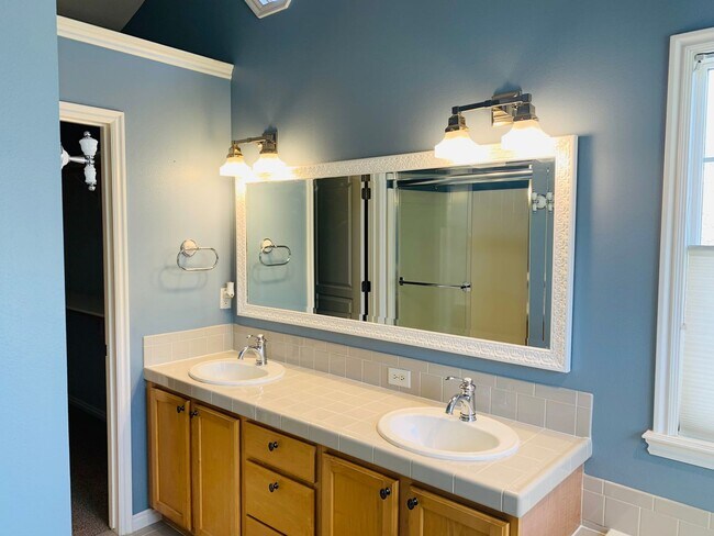 Building Photo - Beautiful Home In South East Boise!