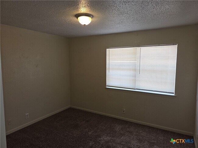 Building Photo - 900 Ticonderoga Dr