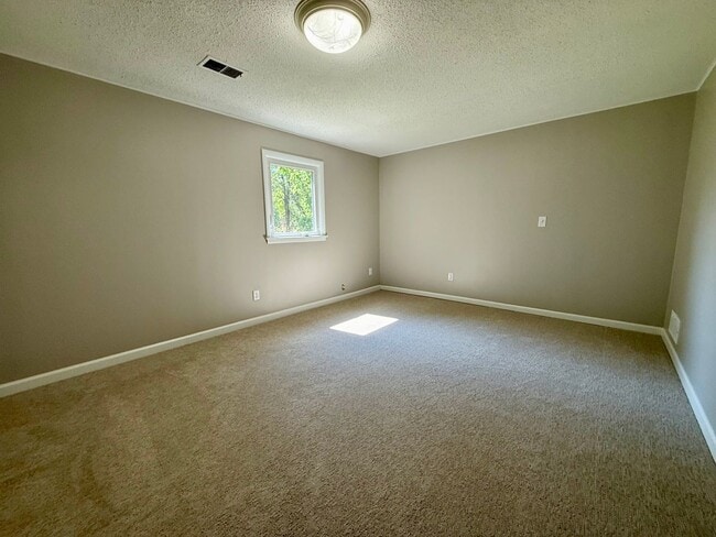 Building Photo - Remodeled 5BR/2BA Walkout Rambler Near Fish Lake Available Now! Lawn care Included!