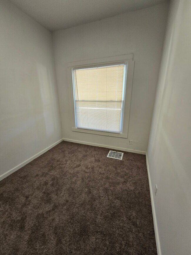 Building Photo - Westside Three Bedroom Duplex Located near MLK Street and West 25th Street!!!