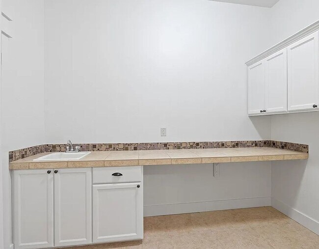 Building Photo - Gorgeous 3 bed 2 bath home in the heard of...