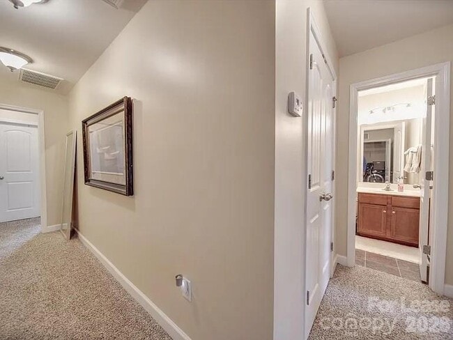 Building Photo - 5657 Tipperlinn Way