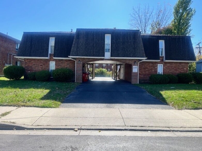 Building Photo - 695 Riverview