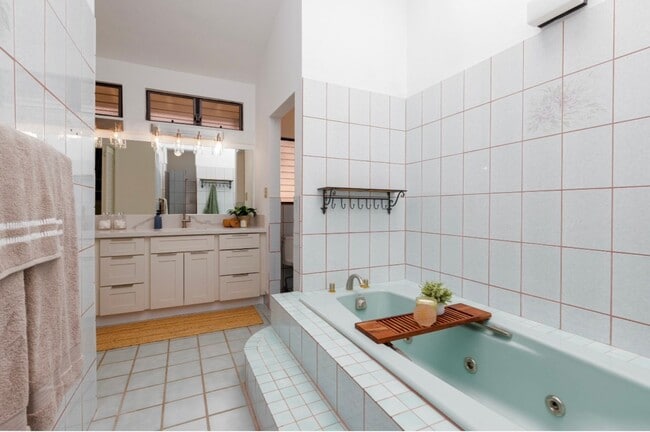 Building Photo - Beautiful Home in Royal Summit