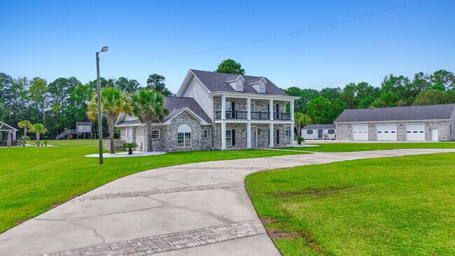 Building Photo - Peaceful and Luxury Living on 3+ Acres