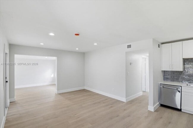 Building Photo - 1400 NE 43rd Ct