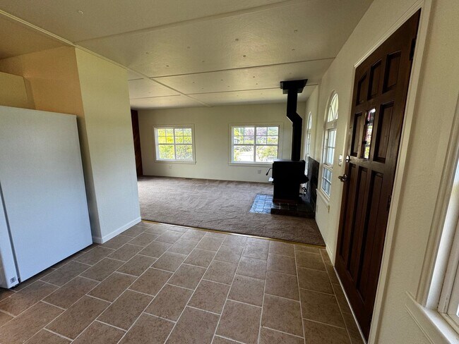 Building Photo - Pet-friendly Home located in sunny Ridgewood