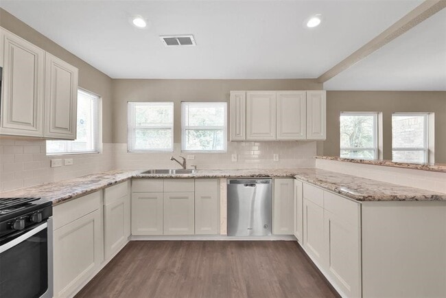 Building Photo - 696 Ravensworth Dr
