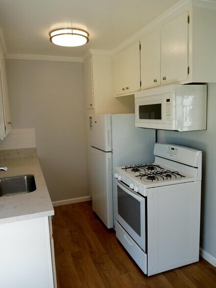 Building Photo - 1357 Edgecliffe Dr