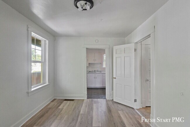 Building Photo - Inviting 1-Bedroom Unit with Natural Light...
