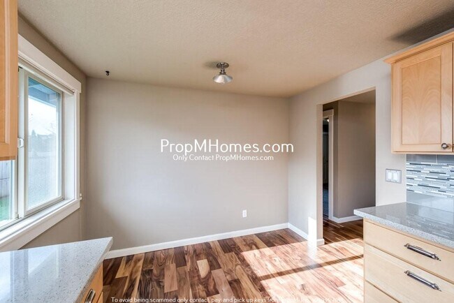 Building Photo - Updated Three Bedroom Gem in Oregon City!