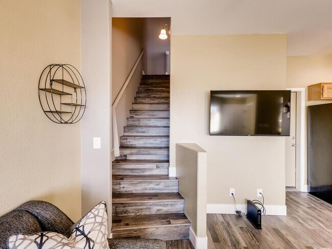 Building Photo - **SHORT TERM GATED LUXURY RENTAL** 3BDRM *2.5 BATH* 2 CAR GARAGE