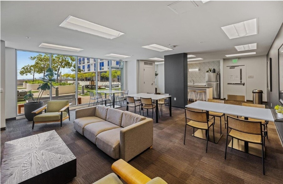 Building Photo - 988 Halekauwila St
