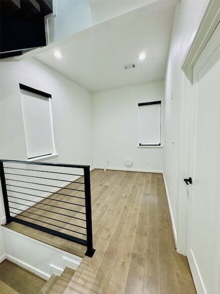 Building Photo - 525 Memorial Heights Dr